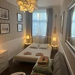 Hostal Happy8 *