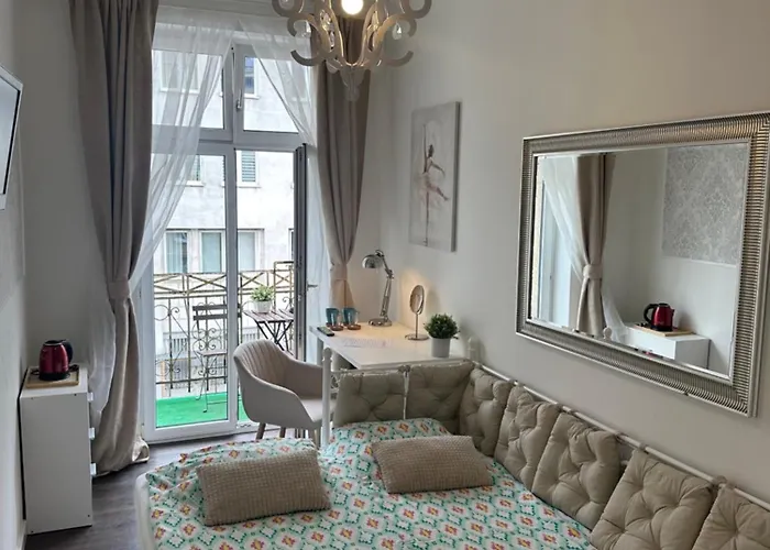 Happy8 بيت شباب غدينيا